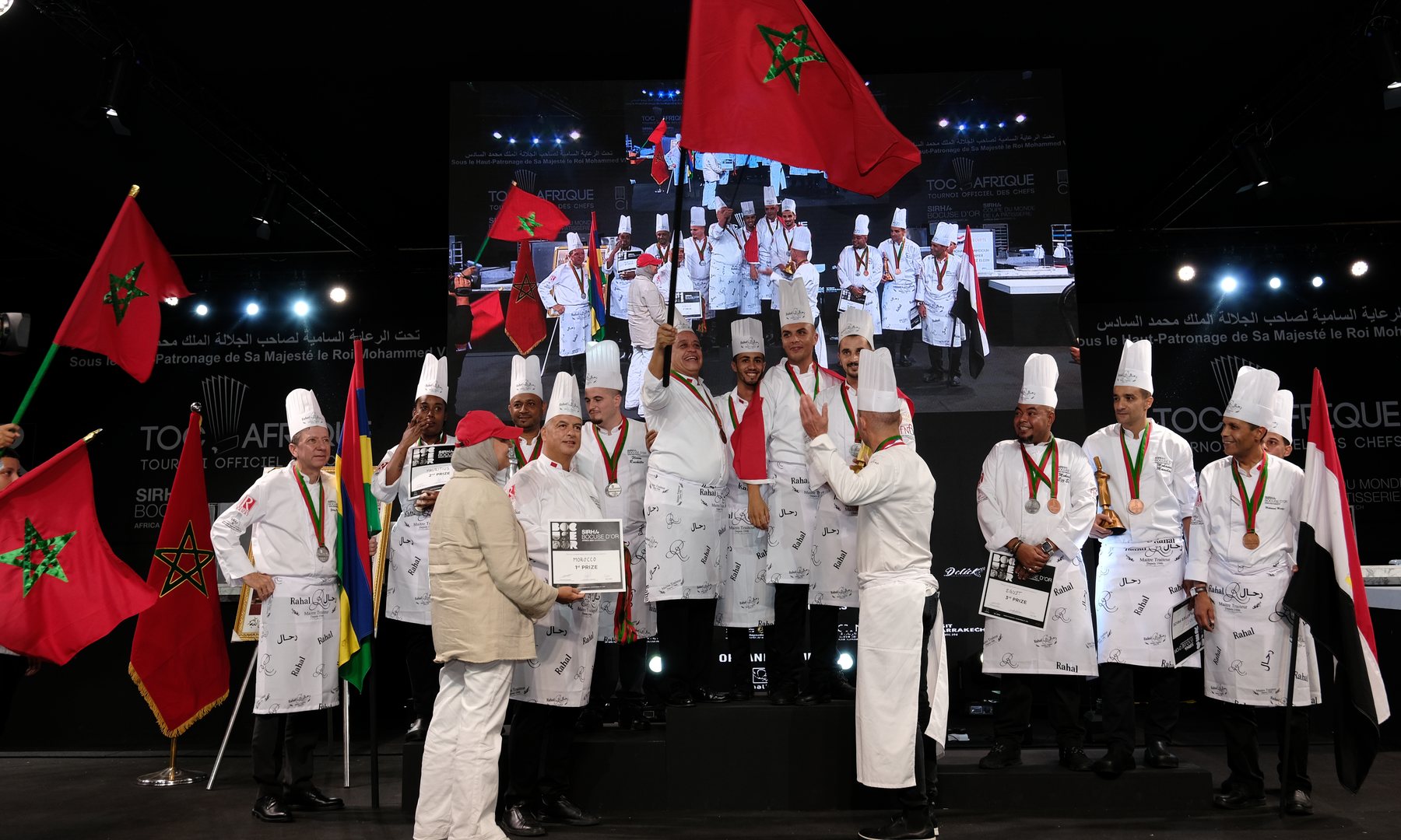 Remise des prix, équipes et drapeaux des délégations réunis sur scène, TOC Afrique 2024, Marrakech